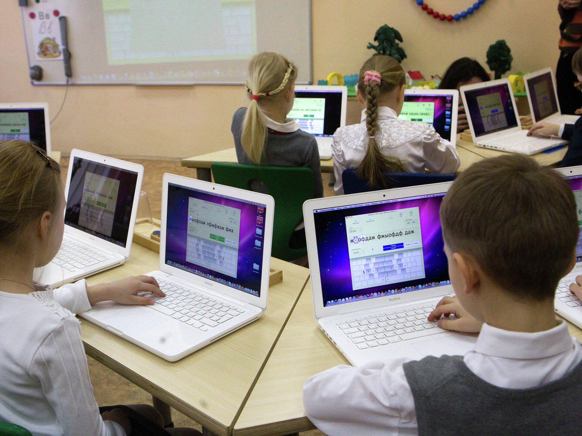Школа будущего ученика. Компьютерные технологии в школе. Компьютерные классы с детьми. Компьютер в школе. Школьники в компьютерном классе.